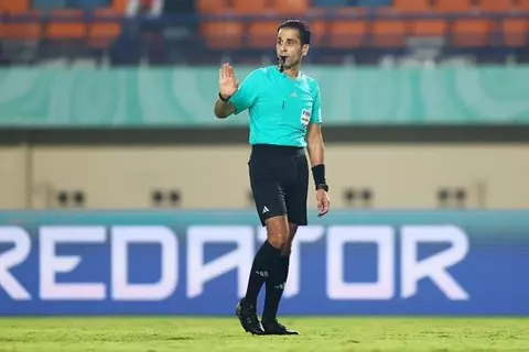 "لحين انتهاء التحقيقات".. صحيفة تونسية: فيفا يوقف الحكم الليبي معتز الشلماني 90 يومًا